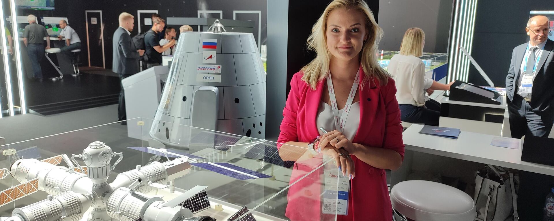 Margarita Sídorova con la maqueta de la futura estación orbital rusa presentada en el Foro Army 2022 - Sputnik Mundo, 1920, 16.08.2022