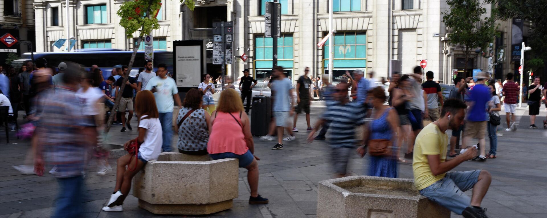 Gente está en la calle cerca de la Gran Vía en Madrid  - Sputnik Mundo, 1920, 16.08.2022