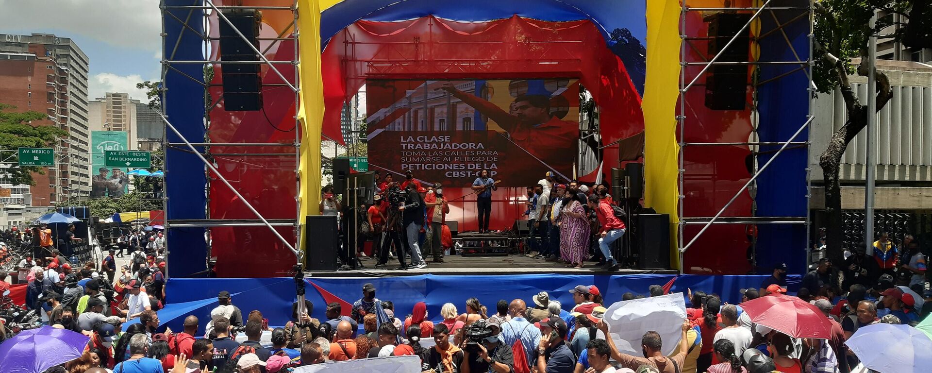 Trabajadores venezolanos marchan en apoyo a medidas sociales impulsadas por Maduro - Sputnik Mundo, 1920, 16.08.2022