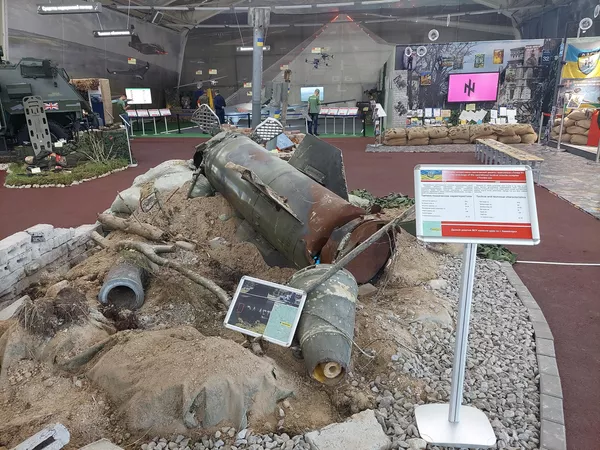Entre otras cosas, la exposición incluye vehículos blindados y unidades de artillería, así como proyectiles de los lanzacohetes múltiples ucranianos.En la foto: fragmentos de un misil balístico táctico ucraniano Tochka-U. Entre otras cosas, la exposición incluye vehículos blindados y unidades de artillería, así como proyectiles de los lanzacohetes múltiples ucranianos.En la foto: fragmentos de un misil balístico táctico ucraniano Tochka-U. - Sputnik Mundo
