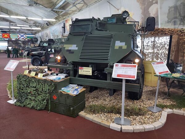 Un vehículo blindado británico de evacuación médica Saxon capturado en la ciudad de Schastie, en la República Popular de Lugansk. - Sputnik Mundo