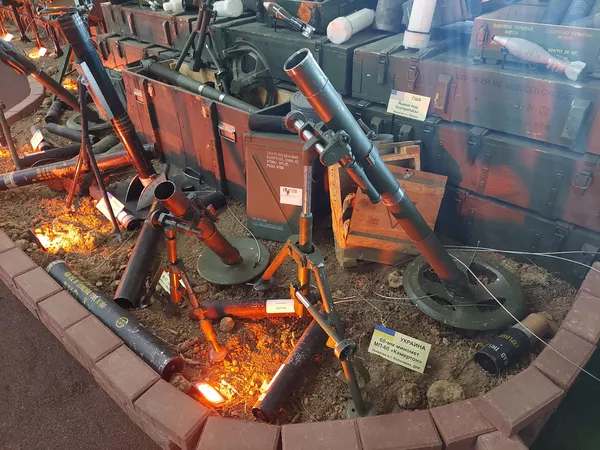 En la exposición se muestra una gran variedad de armas de fuego, misiles antitanque estadounidenses Javelin y los misiles antitanque guiados NLAW.En la foto: un mortero MP-60 Kamerton de 60 mm, fabricado en Ucrania y capturado en la ciudad de Volnovakha, República Popular de Donetsk. Detrás se pueden ver cajas para proyectiles estadounidenses, capturadas en la ciudad de Irpen. En la exposición se muestra una gran variedad de armas de fuego, misiles antitanque estadounidenses Javelin y los misiles antitanque guiados NLAW.En la foto: un mortero MP-60 Kamerton de 60 mm, fabricado en Ucrania y capturado en la ciudad de Volnovakha, República Popular de Donetsk. Detrás se pueden ver cajas para proyectiles estadounidenses, capturadas en la ciudad de Irpen. - Sputnik Mundo