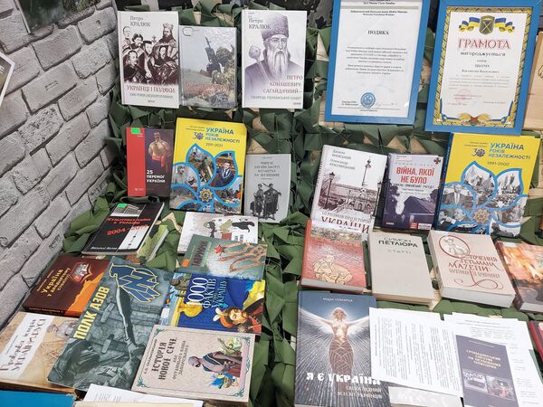 Una exposición separada da cuenta del trabajo ideológico que se llevó a cabo con los jóvenes ucranianos. En ella se muestran los libros de texto que se usan en la enseñanza escolar, incluidos los libros de historia, donde se tergiversan las relaciones entre los pueblos de Rusia y Ucrania. - Sputnik Mundo