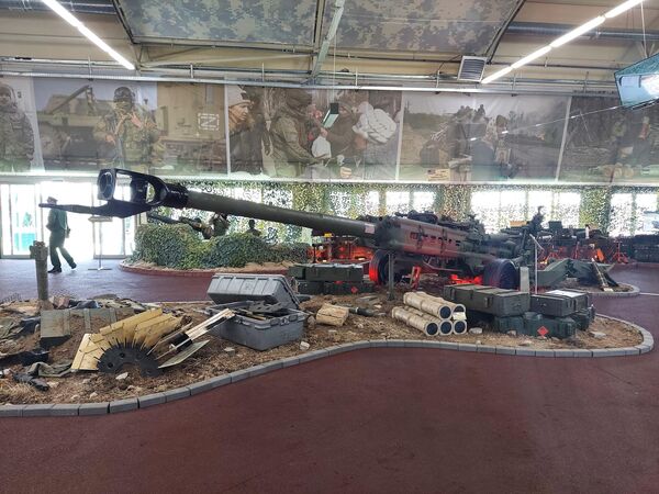 La exposición de trofeos de combate capturados durante la operación militar especial en Ucrania, presentada en el Foro Army 2022.En la foto: un obús M777 destruido en Ucrania durante la operación militar especial. - Sputnik Mundo