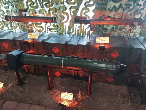 La exposición de trofeos de combate capturados durante la operación militar especial en Ucrania, presentada en el Foro Army 2022. - Sputnik Mundo