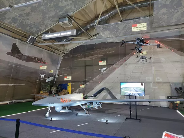 Entre los trofeos también hay aeronaves, como los drones turcos Bayraktar TB2, así como varios drones chinos que se pueden comprar en el mercado civil y que fueron modificados para realizar ataques. Entre los trofeos también hay aeronaves, como los drones turcos Bayraktar TB2, así como varios drones chinos que se pueden comprar en el mercado civil y que fueron modificados para realizar ataques. - Sputnik Mundo