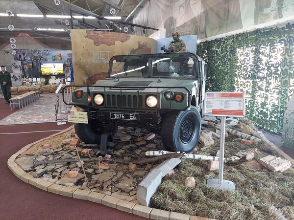 Una camioneta estadounidense HUMMER HMMWV M998 capturada durante los combates en la ciudad de Mariúpol, en la República Popular de Donetsk. - Sputnik Mundo