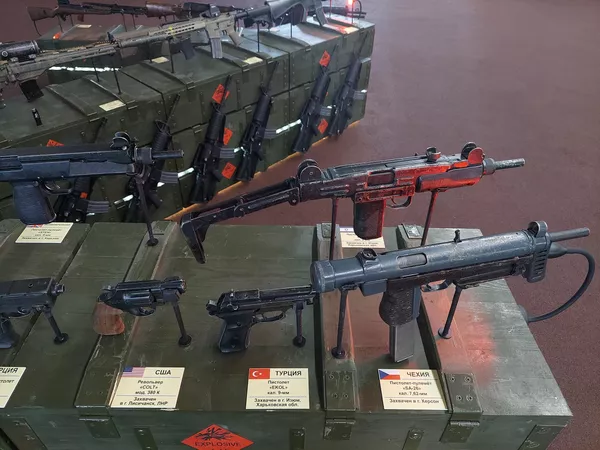 Armas de fuego fabricadas en EEUU, Turquía y la República Checa son presentadas en la exposición tras haber sido capturadas durante la operación militar especial en Ucrania. Armas de fuego fabricadas en EEUU, Turquía y la República Checa son presentadas en la exposición tras haber sido capturadas durante la operación militar especial en Ucrania. - Sputnik Mundo