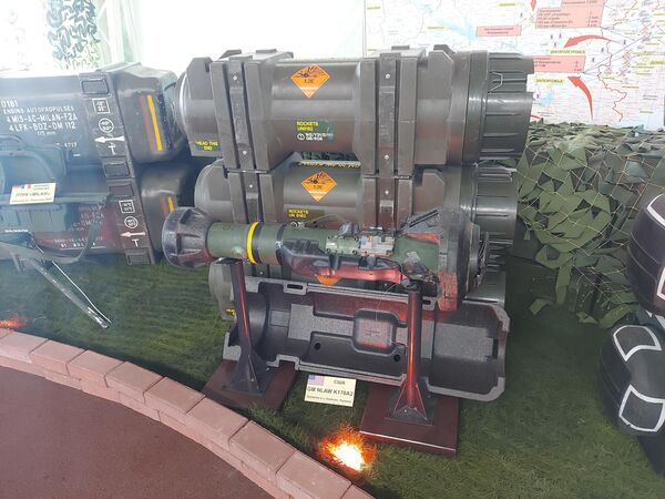 Los misiles antitanque guiados GM NLAW K170A, de fabricación británica-sueca, que fueron capturados en el poblado de Kamenka, en la región de Sumi. - Sputnik Mundo