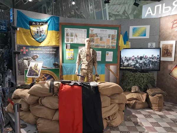 Aquí también se puede observar en persona la simbología del batallón neonazi Azov*, así como los materiales ideológicos impresos que se reparten en el Ejército ucraniano. Aquí también se puede observar en persona la simbología del batallón neonazi Azov*, así como los materiales ideológicos impresos que se reparten en el Ejército ucraniano. - Sputnik Mundo