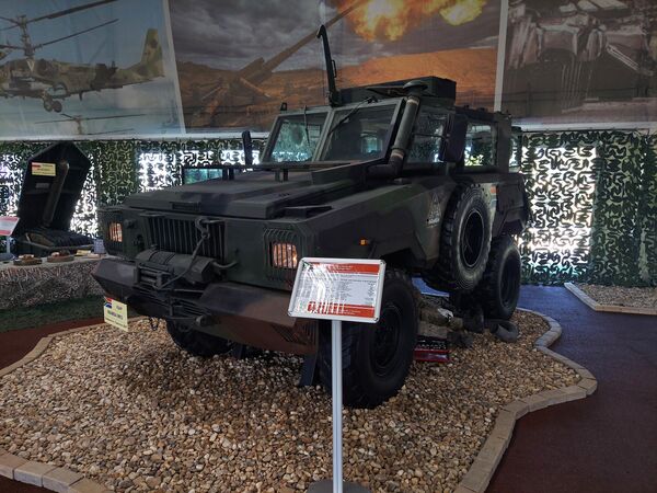 En total, la exposición consiste de 450 artículos, la mayoría de los cuales siguen siendo operativos, pues al retirarse los militares ucranianos abandonaban su armamento y maquinaria.En la foto: el vehículo blindado sudafricano Mamba Mk2, capturado en el poblado de Troepolie, en la República Popular de Donetsk. - Sputnik Mundo