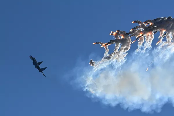 Un caza Su-35S del grupo de acrobacia aérea Russkie Vitiazi o Caballeros Rusos en español. - Sputnik Mundo