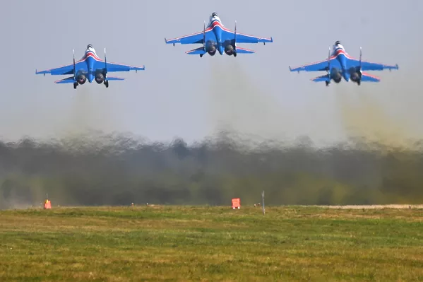 Los pilotos de los cazas Su-35S, Su-30SM y Mig-29 tuvieron la oportunidad de lucir su maestría delante del público. - Sputnik Mundo