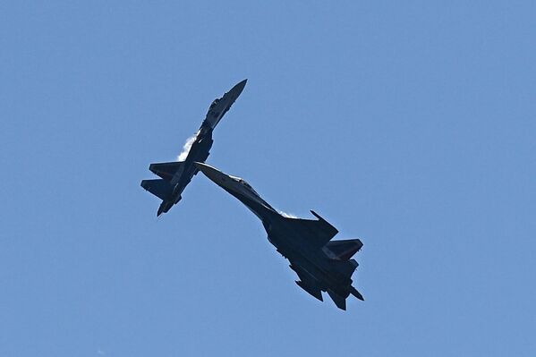 Los grupos de acrobacia aérea Russkie Vitiazi y Strizhi, en los cazas de la familia Su-27 y los Mig-29 respectivamente, asombraron a los espectadores tanto con vuelos individuales como en grupos.En la foto: los cazas Su-35S del grupo de acrobacia aérea Russkie Vitiazi o Caballeros Rusos en español. - Sputnik Mundo