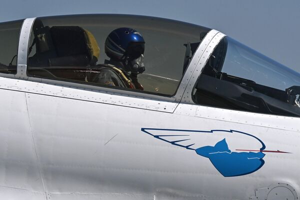 Ambos grupos de acrobacia aérea se fundaron en 1991 por los mejores pilotos de la base aérea de Kúbinka, a las afueras de Moscú. Esta base a día de hoy sigue siendo la escuela de la maestría de pilotaje en Rusia.En la foto: un piloto en la cabina del caza Su-35S del grupo de acrobacias aéreas Russkie Vitiazi durante la exhibición aérea del foro Army 2022. - Sputnik Mundo