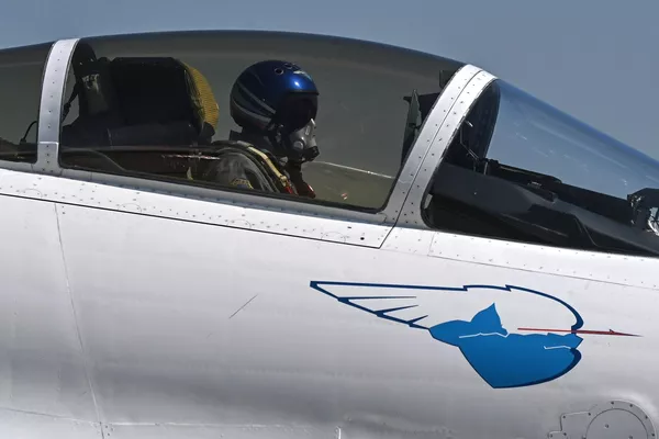 Ambos grupos de acrobacia aérea se fundaron en 1991 por los mejores pilotos de la base aérea de Kúbinka, a las afueras de Moscú. Esta base a día de hoy sigue siendo la escuela de la maestría de pilotaje en Rusia.En la foto: un piloto en la cabina del caza Su-35S del grupo de acrobacias aéreas Russkie Vitiazi durante la exhibición aérea del foro Army 2022. - Sputnik Mundo