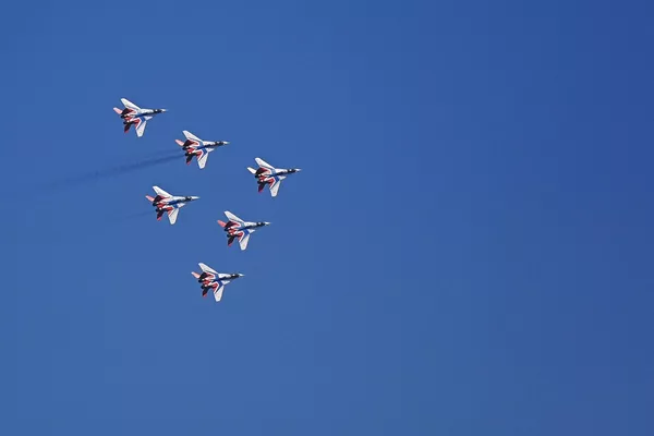 El grupo de acrobacia aérea Strizhi lleva a cabo su programa de vuelo en los cazas Mig-29 durante la exhibición aérea del Foro Internacional Técnico Militar Army 2022. - Sputnik Mundo
