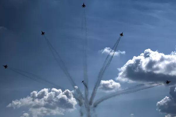 Los pilotos de Kúbinka fueron los primeros de la URSS en dominar el pilotaje acrobático individual y conjunto en cazas a reacción.En la foto: el grupo de acrobacias aéreas Strizhi deleita a los espectadores del Foro Internacional Técnico Militar Army 2022. - Sputnik Mundo