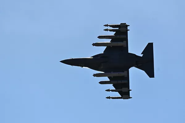 Un caza de entrenamiento avanzado Yak-130 muestra figuras de alto pilotaje en la exhibición aérea del Foro Internacional Técnico Militar Army 2022. Gracias a la posibilidad de reprogramar las características de vuelo, estas aeronaves se pueden utilizar para simular el vuelo de otros cazas, y mejorar así la formación de los pilotos. - Sputnik Mundo