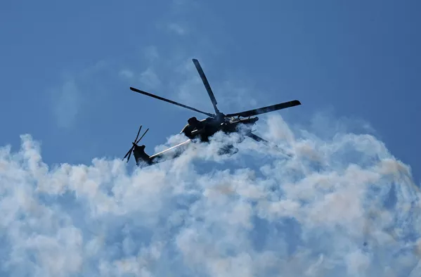 En la exhibición aérea participaron no solo los aviones, sino también los helicópteros, como los Mi-28N Cazador Nocturno (en la foto). - Sputnik Mundo