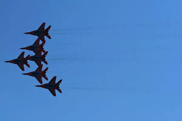 En muchas de las figuras de pilotaje de estos grupos de acrobacias aéreas la distancia entre las aeronaves se mide no en metros, sino en centímetros.En la foto: una demostración aérea del grupo Strizhi en el Foro Army 2022. - Sputnik Mundo