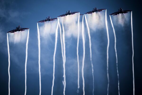 Aviones MiG-29UB del equipo acrobático Strizhí de la Fuerza Aérea rusa actúan en la ceremonia de apertura del Foro Internacional Técnico Militar Army 2022 en Kúbinka, a las afueras de Moscú. - Sputnik Mundo