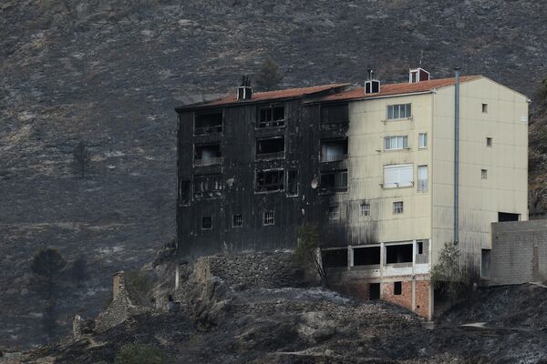 Un edificio dañado por un incendio forestal cerca de Bejís, en el este de España. Según el Sistema Europeo de Información sobre Incendios Forestales, los fuegos quemaron 275.000 hectáreas en España este año, más de cuatro veces la media anual de 67.000 hectáreas. - Sputnik Mundo