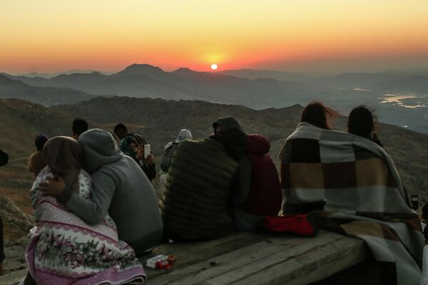 La gente se reunió en la cima del monte Nemrut, en el sureste de Turquía, para contemplar la tradicional caída de estrellas de agosto, la lluvia de meteoros de las Perseidas, que se forma cuando la Tierra atraviesa un penacho de partículas liberadas por el cometa Swift-Tuttle. - Sputnik Mundo