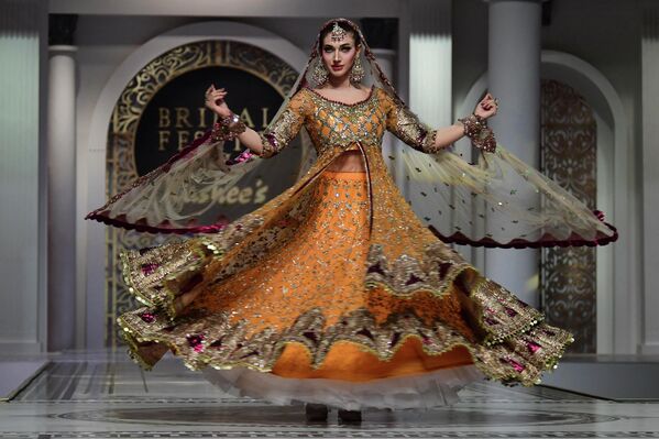 Una modelo durante el desfile Fiesta de Boda del diseñador Kashee&#x27;s en Karachi, Pakistán. - Sputnik Mundo