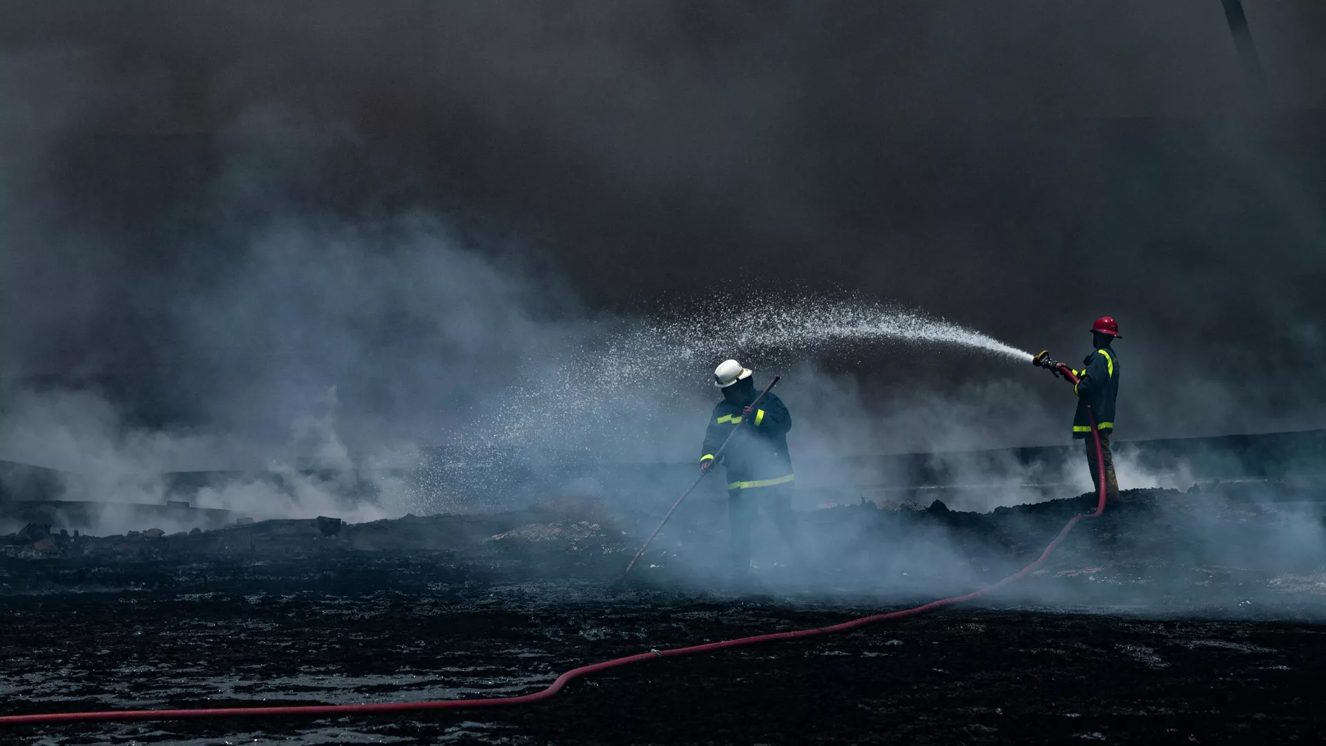 Bomberos apagan incendio en la base de supertanqueros en Matanzas, Cuba