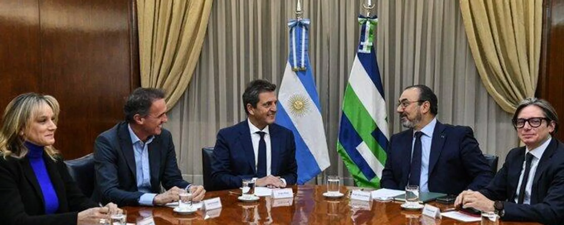 El ministro de Economía de Argentina, Sergio Massa, el presidente del Banco de Desarrollo de América Latina, Sergio Diaz-Granados, su vicepresidente corporativo, Christian Asinelli
El ministro de Economía de Argentina, Sergio Massa, el presidente del Banco de Desarrollo de América Latina, Sergio Diaz-Granados, su vicepresidente corporativo, Christian Asinelli
- Sputnik Mundo, 1920, 19.08.2022