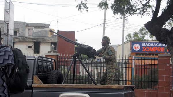 Un soldado de Somalia cerca del hotel Hayat  - Sputnik Mundo