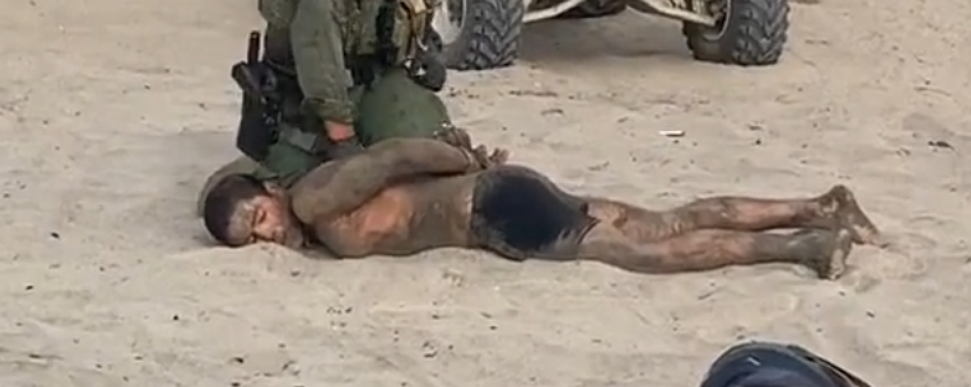 Agentes fronterizos de EEUU taclean y golpean a migrantes en San Diego - Sputnik Mundo, 1920, 23.08.2022