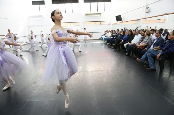 La candidata a la presidencia de Brasil Simone Tebet visitó las instalaciones de la escuela que el Teatro Bolshoi de Rusia - Sputnik Mundo