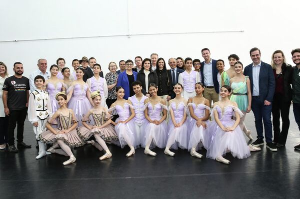La candidata a la presidencia de Brasil Simone Tebet visitó las instalaciones de la escuela que el Teatro Bolshoi de Rusia - Sputnik Mundo