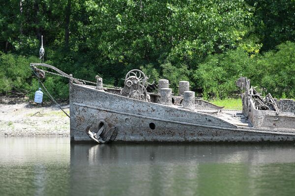 El río más largo de Italia, el Po, ha descendido a niveles récord tras meses de sequía. Hoy en día, la barcaza Zibello, de 55 metros de largo, hundida por los estadounidenses en 1944, que transportaba madera durante la Segunda Guerra Mundial, puede verse en el municipio de Gualtieri. - Sputnik Mundo