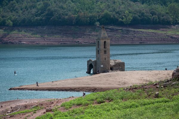 Por segunda vez en la historia de España, una sequía ha dejado completamente al descubierto la iglesia de Sant Roma de Sau, del siglo XI, en la provincia de Girona, que fue inundada en 1962 junto con el pueblo vecino por la construcción del embalse de Sau. - Sputnik Mundo