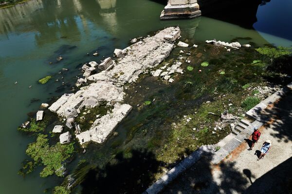 El río Tíber, de poca profundidad, en Roma (Italia), ha dejado al descubierto, junto al puente Víctor Manuel II (siglo XIX), las ruinas de un puente más antiguo construido bajo el mandato del emperador Nerón de Roma hacia mediados del siglo I de nuestra era. - Sputnik Mundo