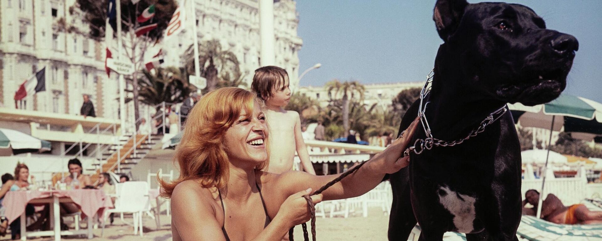 Французская певица Николетта cо своей собакой Титусом во время Каннского кинофестиваля - Sputnik Mundo, 1920, 26.08.2022