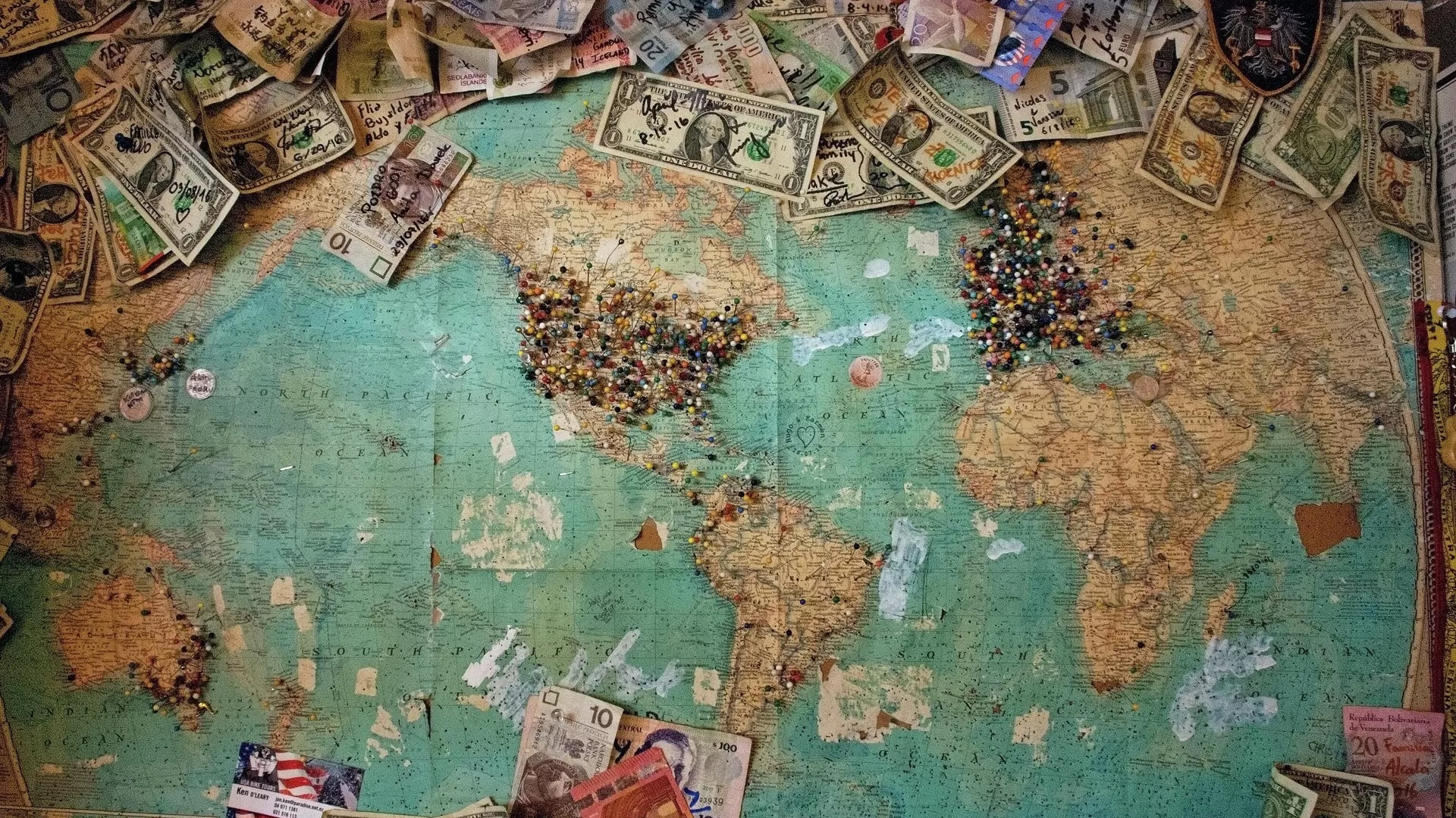 Mapa del mundo con diferentes divisas