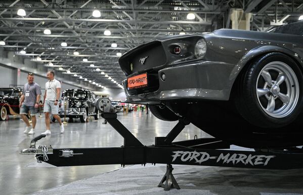 Las dos últimas ediciones de la principal exposición de autos clásicos, Galería Oldtimer, tuvieron lugar en la ciudad de San Petersburgo, pero en 2022 el evento ha vuelto a la capital rusa.En la foto: un Ford Mustang GT500 de 1967. - Sputnik Mundo