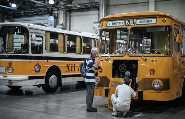 Esta es ya la 32 edición de la exposición anual, y este año cuenta con la participación de talleres de restauración de Moscú, San Petersburgo, Kazán y muchas otras ciudades y regiones de Rusia.En la foto: dos autobuses soviéticos en perfecto estado en la 32 Galería Oldtimer en Moscú. - Sputnik Mundo