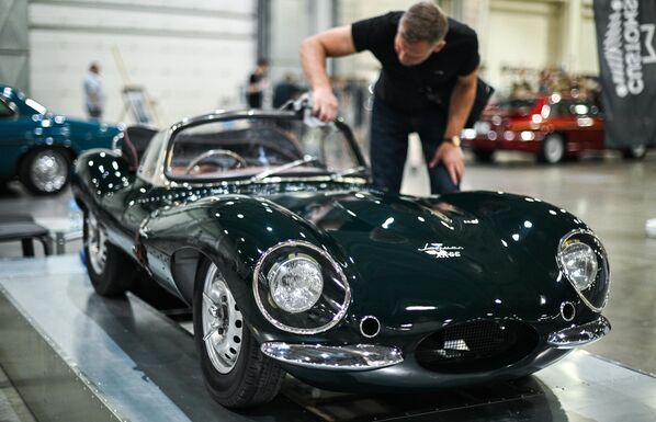 Un deportivo descapotable Jaguar XKSS en la exposición de autos clásicos y antiguedades Galería Oldtimer 2022 en Moscú. En el mercado de autos clásicos el precio de este modelo ronda los 17 millones de dólares. - Sputnik Mundo