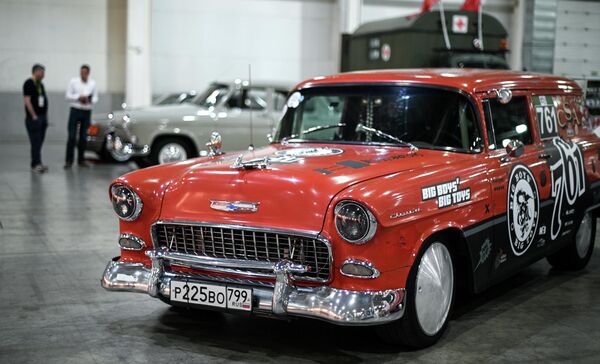 Un Chevrolet Bel Air de 1955 tuneado por el taller Big Boys' Big Toys en la exposición de autos clásicos y antiguedades Galería Oldtimer 2022 en Moscú. - Sputnik Mundo