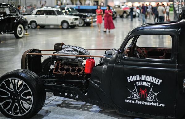Uno de los temas centrales de la exposición es el 115 aniversario del garaje personal del emperador ruso Nikolai II.En la foto: un hot-rod creado por un taller ruso. - Sputnik Mundo