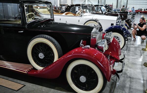 Entre los 15 vehículos únicos de la época zarista se presentaron por primera vez varios autos auténticos que usaba Nikolái II y miembros de la familia del emperador.En la foto: limusinas de Rolls-Royce en la 32 Galería Oldtimer. - Sputnik Mundo