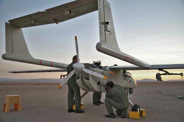 Las maniobras a gran escala comenzaron el 24 de agosto en varias partes del país simultáneamente y duraron dos días.En la foto: un dron de reconocimiento y ataque Mohajer-6 a punto de despegar. - Sputnik Mundo