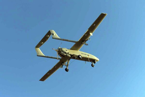 Al segundo día se llevaron a cabo ataques masivos contra objetivos terrestres y marinos en distintas partes del país. Al mismo tiempo, las fuerzas de defensa antiaérea luchaban activamente contra los drones.En la foto: un dron de reconocimiento y ataque Mohajer-6. - Sputnik Mundo