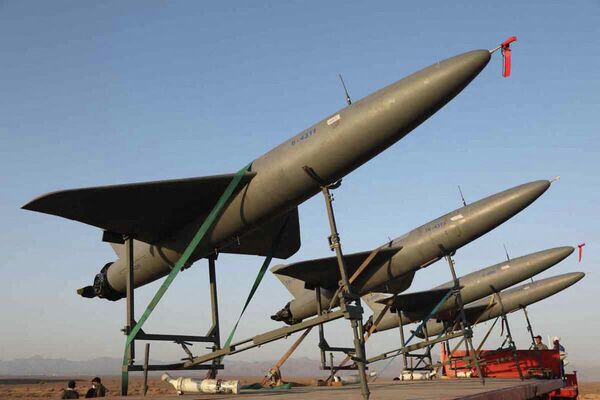 Entre los desarrollos más recientes de los constructores de drones iraníes estaban los drones de reconocimiento y ataque de largo alcance Kaman-12, así como los drones suicidas Arash y los aviones no tripulados de despegue vertical Pelikan.En la foto: el dron Karrar, que se puede usar tanto en función de un dron-diana de entrenamiento como de un dron de ataque. - Sputnik Mundo