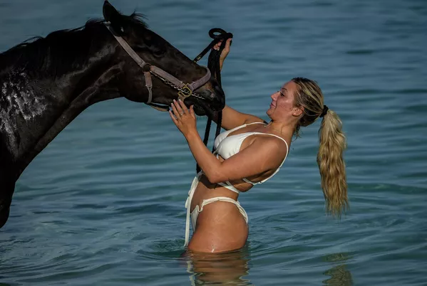 Los caballos se bañan en Garrison Savannah, en la periferia sur de Bridgetown, la capital de Barbados, donde se encuentra el hipódromo más antiguo del hemisferio occidental. Los caballos se bañan en Garrison Savannah, en la periferia sur de Bridgetown, la capital de Barbados, donde se encuentra el hipódromo más antiguo del hemisferio occidental. - Sputnik Mundo